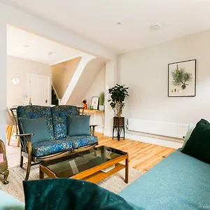  Holiday home Exquisite 3bdr Botanical Oasis In